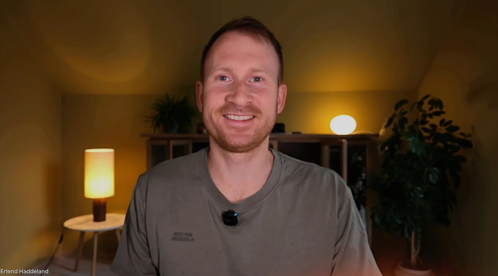 Erlend Haddeland smiler i en videosamtale, med lamper og planter i bakgrunnen