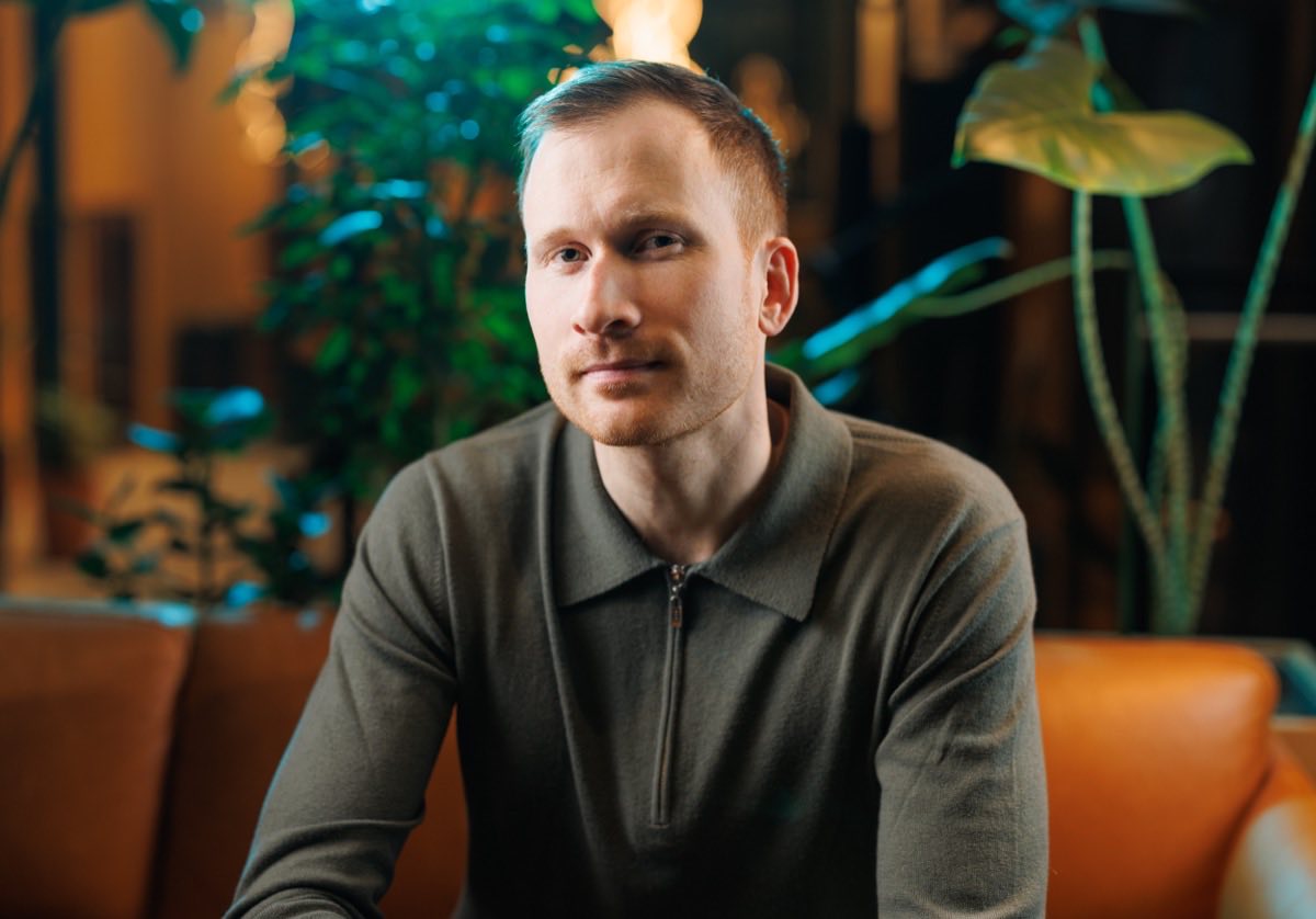 Erlend Haddeland sittende i en sofa