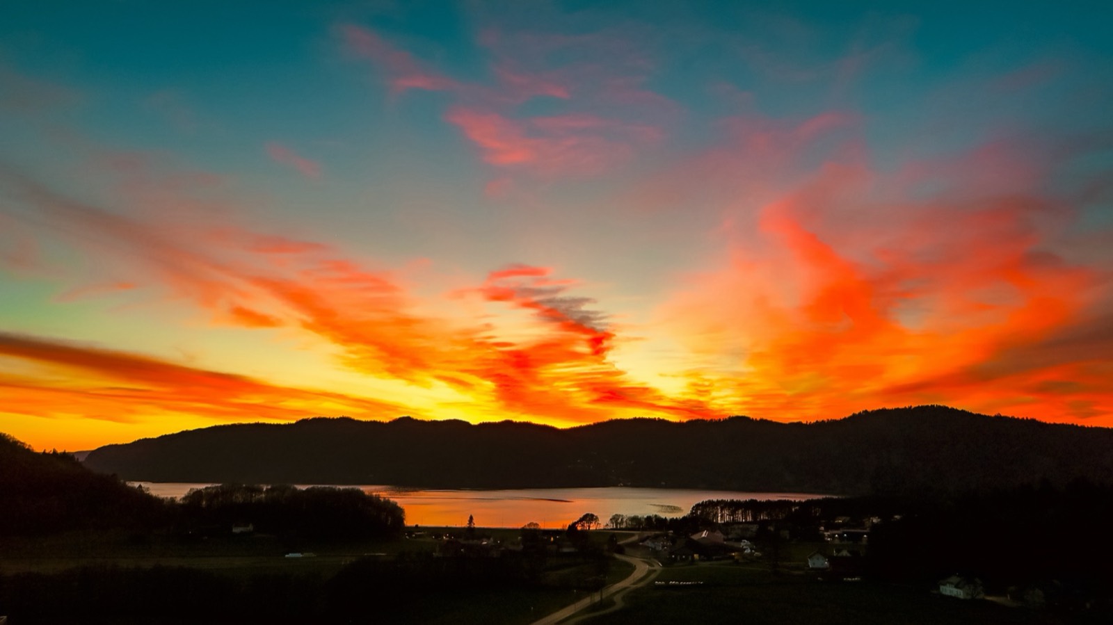 Dronebilde over Kvavik i solnedgang